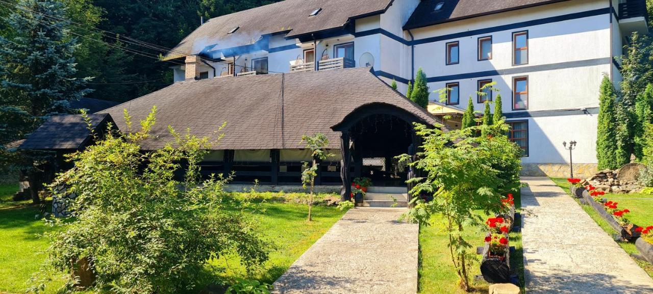 Casa Octavian Hotel Sucevita Eksteriør billede