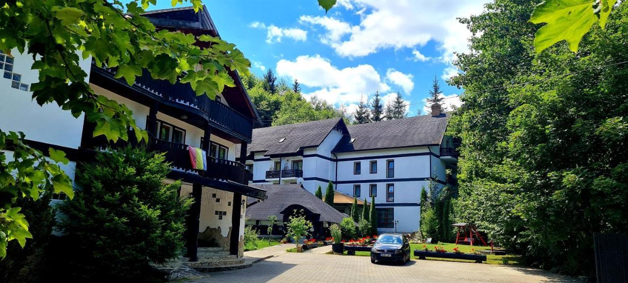 Casa Octavian Hotel Sucevita Eksteriør billede