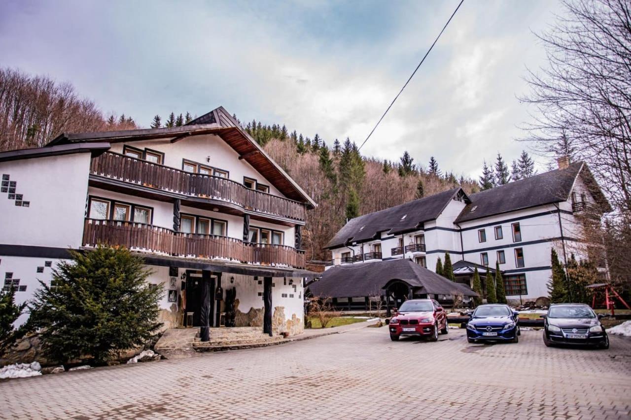 Casa Octavian Hotel Sucevita Eksteriør billede