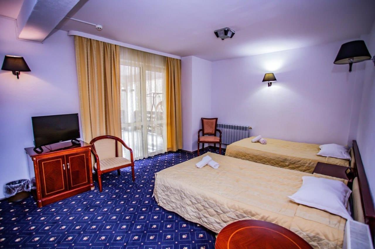 Casa Octavian Hotel Sucevita Eksteriør billede