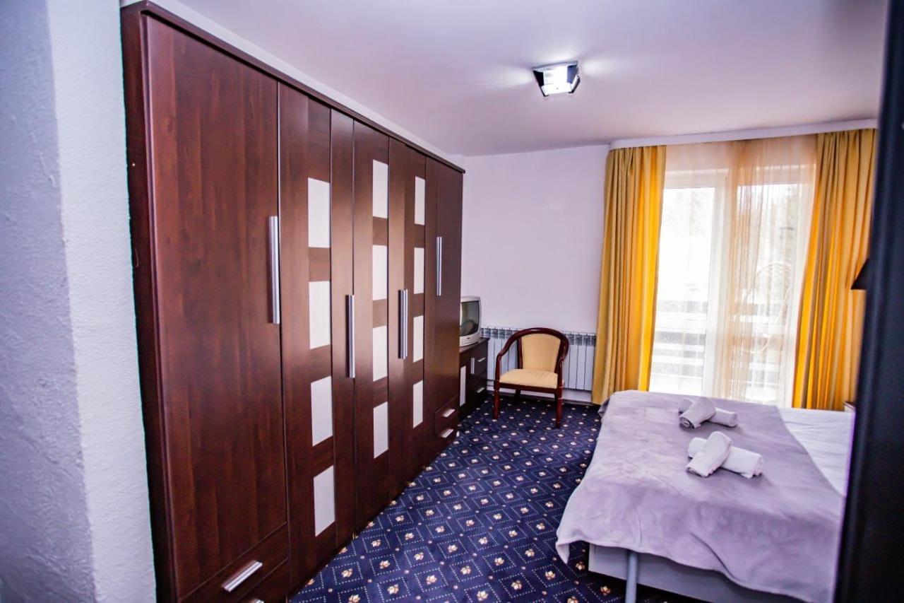 Casa Octavian Hotel Sucevita Eksteriør billede