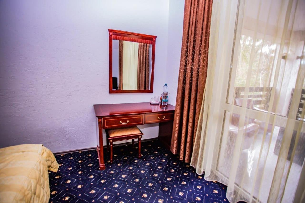 Casa Octavian Hotel Sucevita Eksteriør billede