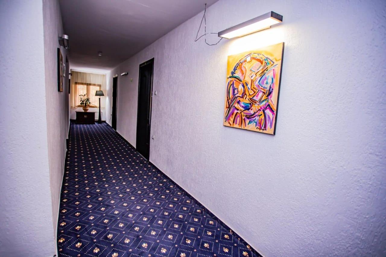 Casa Octavian Hotel Sucevita Eksteriør billede