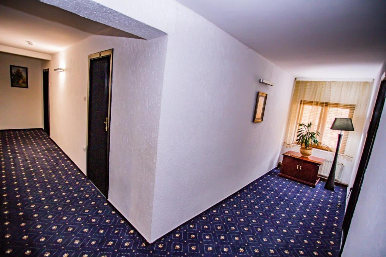 Casa Octavian Hotel Sucevita Eksteriør billede