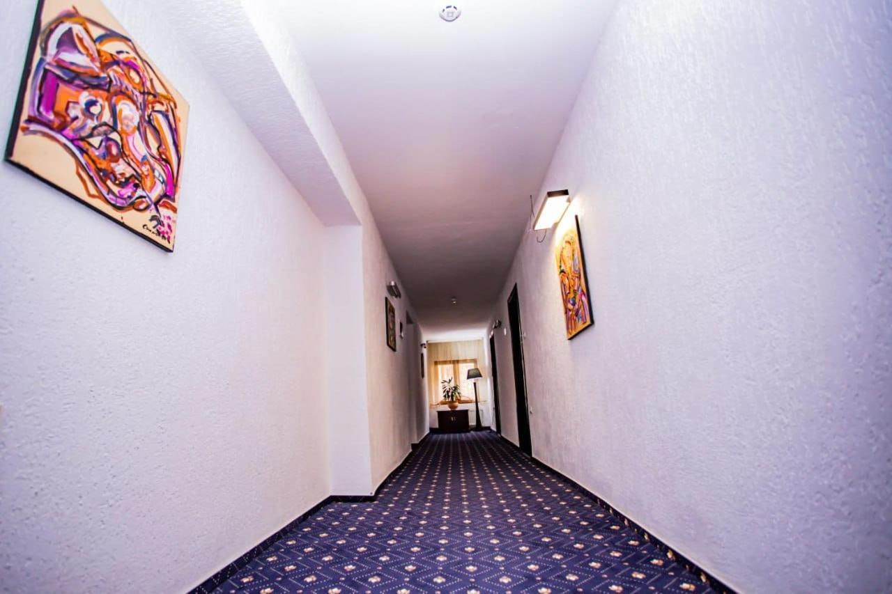 Casa Octavian Hotel Sucevita Eksteriør billede