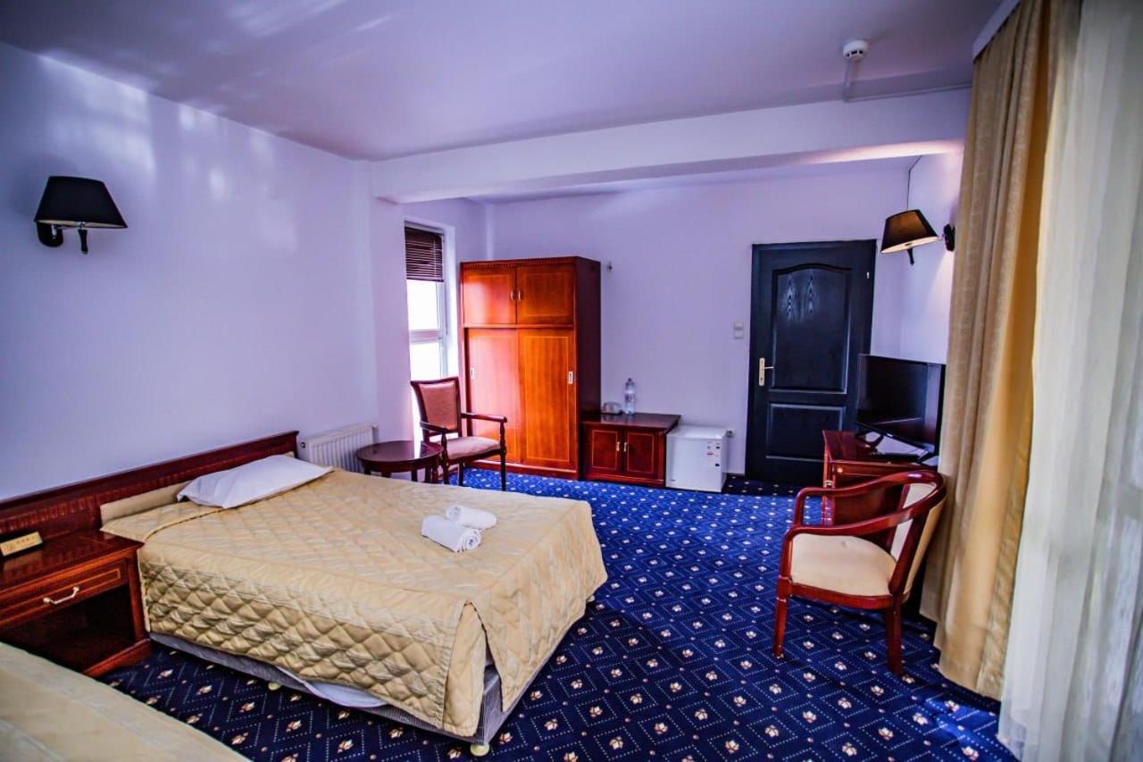 Casa Octavian Hotel Sucevita Eksteriør billede