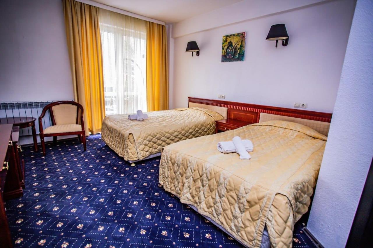Casa Octavian Hotel Sucevita Eksteriør billede