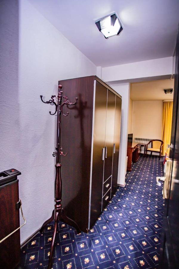 Casa Octavian Hotel Sucevita Eksteriør billede