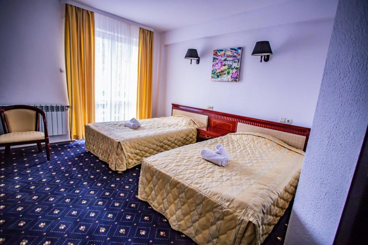 Casa Octavian Hotel Sucevita Eksteriør billede